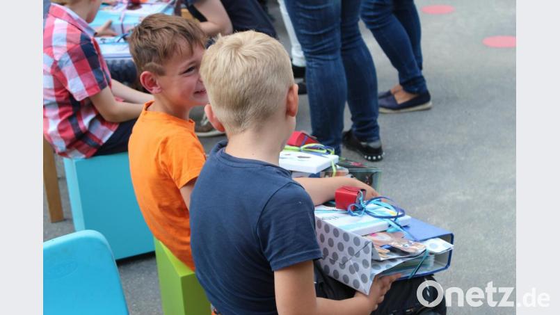 Jedes Vorschulkind bekommt seine &quot;Portfolio-Mappe&quot; überreicht – darin sind Basteleien ihrer vergangenen Kindergartenzeit gesammelt. Dabei flossen auch einige Tränen. Bild: Susanne Forster