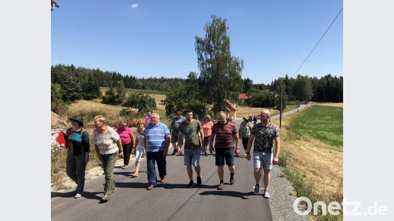 Die Bewertungskommission zusammen mit den Ortsansässigen unterwegs in Boxdorf. Bild: exb