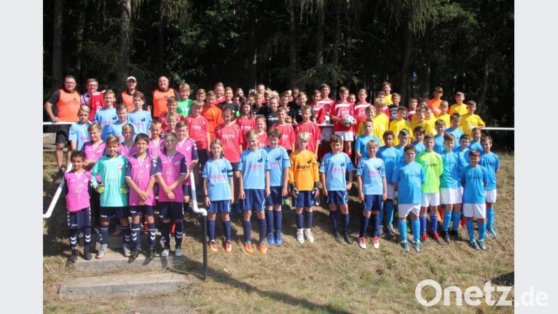 Werbung für den Nachwuchsfußball war der Allianz-Junior-Cup,. zu demder ASV Waldsassen am vergangen Samstag einglalden hatte. Turniersieger wurde der SV Steinmühel. Unser Bild zeigt die teilnehmenden Mannsachaften vor dem Turnierstart. Bild: kro