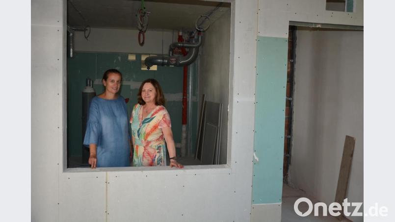 Konrektorin Gabriele Stock (links) und Schulleiterin Renate Zuber im Bereich des künftigen Pausenverkaufs. Mittel- und Grundschule sollen von hier aus gemeinsam bedient werden. Bild: jr
