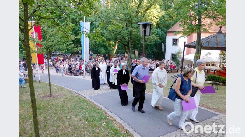 Nach dem Gottesdienst ziehen Kirchenvorsteher und Geistliche zur Annakirche hinauf. Bild: cog