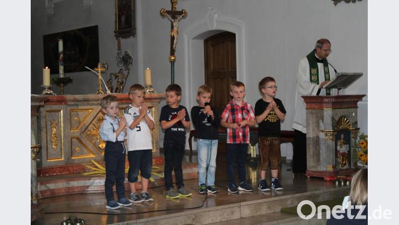 Die Vorschulkinder tragen Fürbitten vor. Bild: Susanne Forster