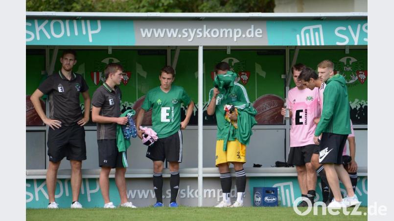 Ratlos: Die Bank der DJK Ammerthal mit dem verletzten Abwehrchef Mario Zitzmann (links). Bild: ref