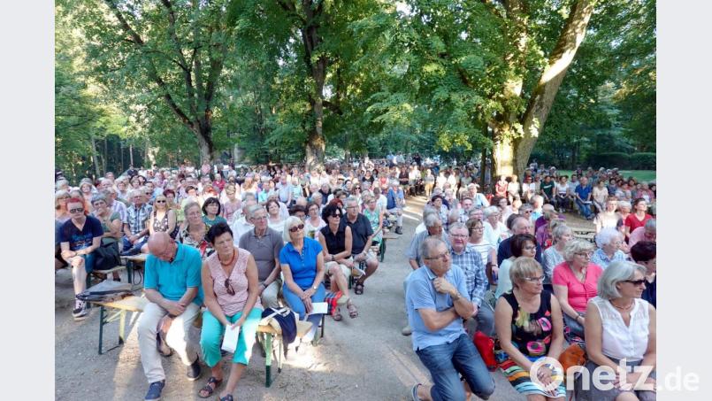 Trotz der Hitze folgen die Zuhörer der Predigt andächtig. Bild: cog