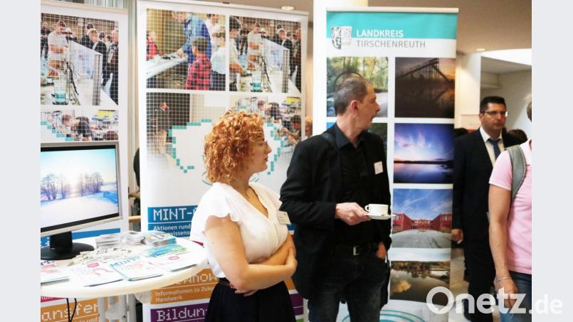 Der Landkreis Tirschenreuth war ebenfalls durch einen Informationsstand vertreten: MINT-Region Tirschenreuth, Bildungsregion Tirschenreuth und Tourismus. Bild: Landkreis Tirschenreuth / Stefan Malzer/exb