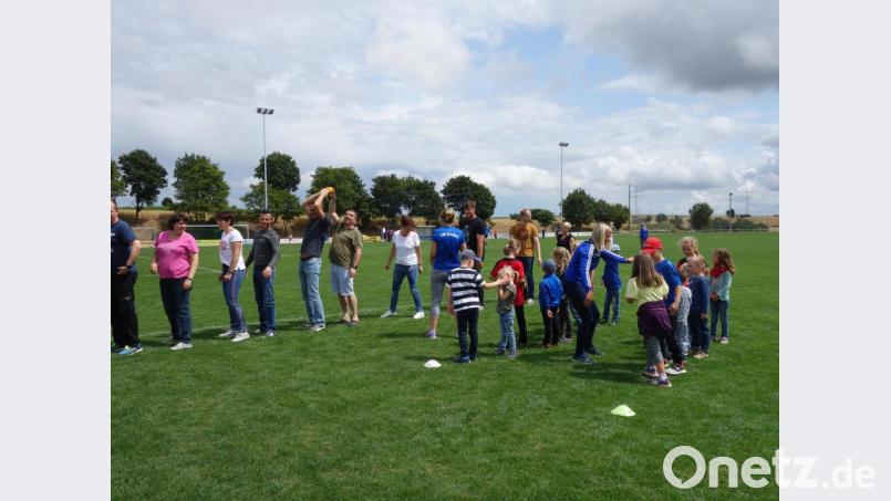 Eltern und Kids gaben alles bei den Spielen der Gruppe „Spiel und Spaß“. Bild: tra
