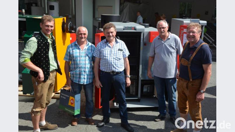 Die Inhaber von Sanitär Hecht hatten zur Kaltenmühler Gewerbe- und Handwerkerschau auf ihr Firmengelände eingeladen. Johannes Hecht (links) und Seniorchef Gerhard Hecht (rechts) führten viele interessante Gespräche. Bild: jr