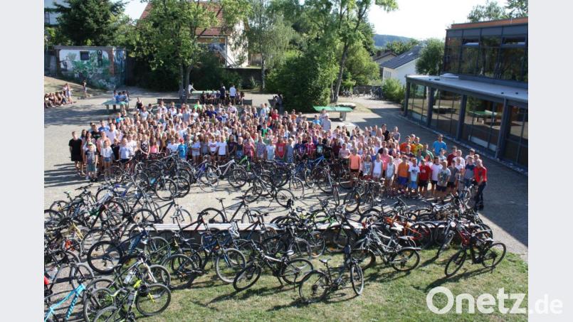 &quot;Nicht nur demonstrieren, sondern dabei auch etwas leisten&quot;, war die Devise der über 100 Teilnehmer am Fahrradtag des Ortenburg-Gymnasiums. Bild: lg
