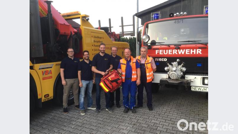 Dank des Abschleppdienstes Adam mit Johann und Christian Adam (von rechts) verfügt die Feuerwehr Meerbodenreuth (von links) Michael Wolfram, Wolfgang Striegl, Josef Dagner und Wolfgang Kummer über einen neuen Notfallrucksack. Bild: adj