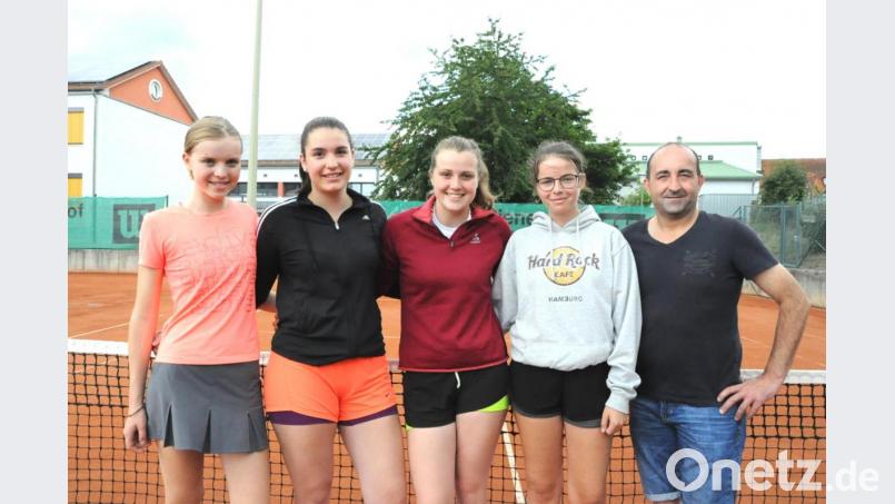 Sportwart Uli Kiener (rechts) gratuliert nach dem Spiel gegen Steinwald Katharina, Hannah und Sophie Eckl sowie Eva Lehner (von links) nach 2018 zur erneuten Meisterschaft. Zur Siegermannschaft gehören auch Mirjam Liebl und Leonie Reng. Bild: es