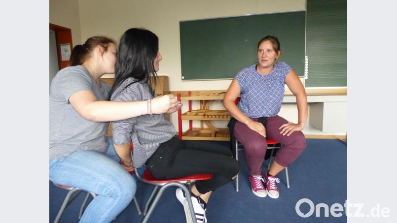 Zum ersten Mal kommt die Sozialpädagogin Maximiliane Gschwendtner (rechts) in die Herzogstadt und leitet die Projektklasse zum Improvisationstheater. Bild: bba