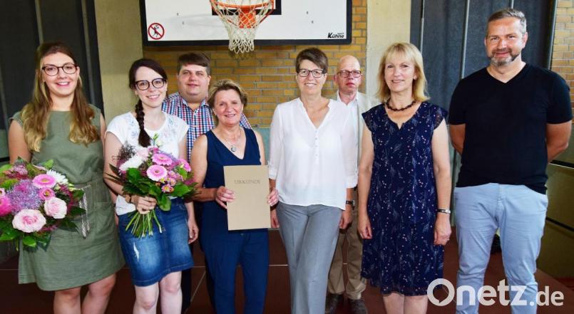Zum Schuljahresende heißt es in Illschwang Abschied nehmen (von links): Ann-Kathrin Hollederer, Julia Weber, Bürgermeister Dieter Dehling (Illschwang), Marianne Lehner, Rektorin Gabi Pirner, Pfarrer Thomas Schertel, Schulverbandsvorsitzende Brigitte Bachmann und Elternbeiratsvorsitzender Mathias Wenkmann. Bild: no