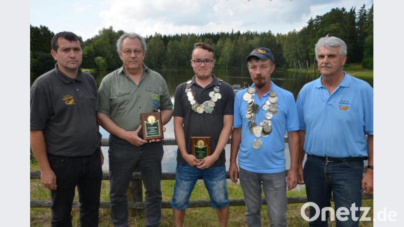 Emmerich Sterbling (Zweiter von rechts) wurde zum neuen Fischerkönig 2019 proklamiert. Die Jugendkönigswürde ging erneut an Leon Stärk (Mitte), der seinen Titel erfolgreich verteidigte. Der Vorjahressieger Werner Bank (Zweiter von links) erhielt vom stellvertretenden Vorsitzenden des Kreisfischereivereins, Martin Puff, die Erinnerungsplakette. Bild: dob