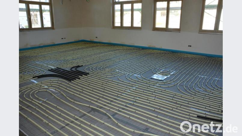 Die Fußbodenheizung im Lehrerzimmer ist schon eingebaut, nur noch der Gussasphalt fehlt. Bild: jr