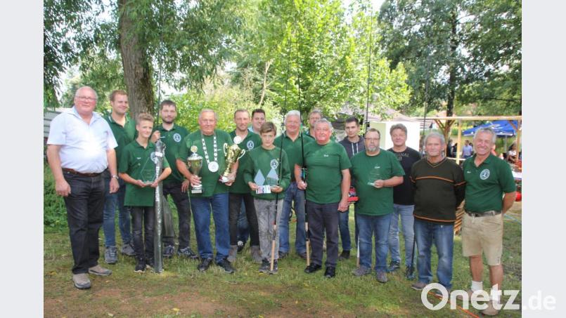 Martin Pflug (Fünfter von links) holte sich den Königstitel, Jugendkönig 2019 wurde Justin Holler (Dritter von links). Ihnen und allen weiteren Gewinnern gratulierten Bürgermeister Heinz Weigl (links) und Fischereivereins-Vorsitzender Peter Schwabenbauer (rechts). Bild: frd