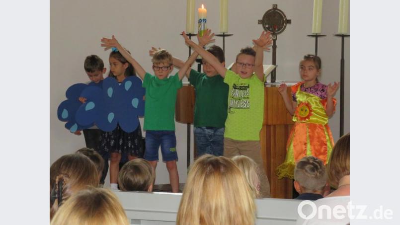 Die Maxis des AWO-Kindergartens Regenbogenland werden in einen neuen Lebensabschnitt verabschiedet. Bild: adj