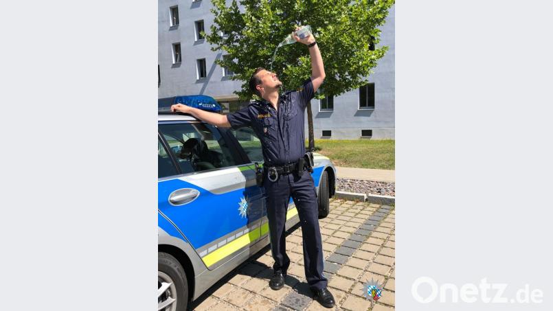 Eine erfrischende Abkühlung. Mit diesem Bild hat das Polizeipräsidium der Oberpfalz für Aufsehen auf Facebook gesorgt. Bild: Polizeipräsidium Oberpfalz