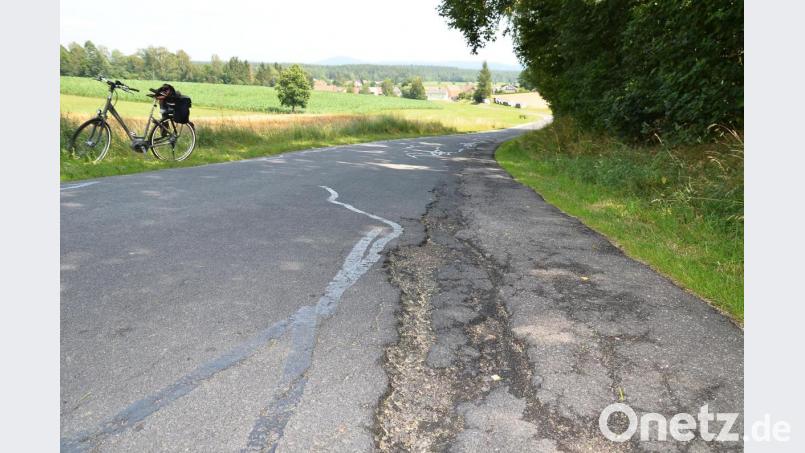 Die Gemeindeverbindungsstraße von Burkhardsrieth hinab nach Pfrentsch (im Hintergrund) soll als Gemeinschaftsprojekt der Kommunen Pleystein und Waidhaus ausgebaut werden. Bild: fjo