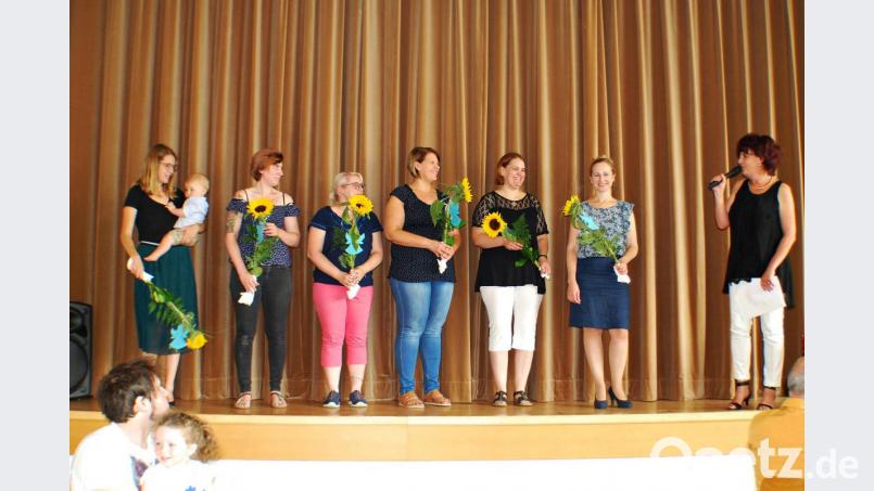 Die Leiterin des Kinderhauses Manuela Gatter dankte dem Elternbeirat Bild: enz
