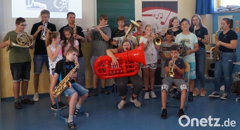 Viel Spaß machte den Schülern das Musizieren mit den Profis der Stadtkapelle. Bild: weu