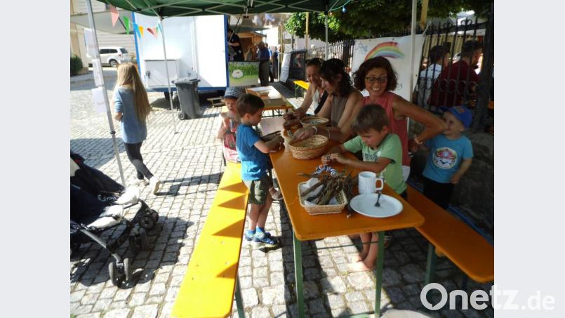 Bei Basteleien kommen auch die jungen Besucher des Bürgerfests auf ihre Kosten. Bild: alr