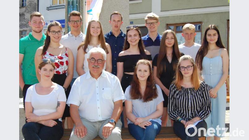 Sie alle haben beim Schulabschluss einen Notenschnitt mit einer Eins vorm Komma. Dafür wurden sie von Bürgermeister Rupert Troppmann geehrt. Bild: sm