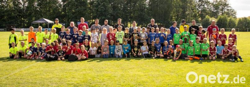 Medaillen gibt es für alle F-Junioren-Kicker. Den Pokal aber nur für die Mannschaft aus Immenreuth. Bild: Markus Koenig (maks-Fotografie)/exb
