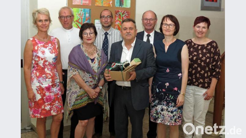 Die Hans-Sauer-Schule verabschiedet Rektor Christian Kauschinger (Mitte) in den Ruhestand mit den besten Wünschen. Von links: Schulamtsdirektorin Christine Söllner, Pfarrer Heribert Englhard, Ehefrau Gaby Wachter-Kauschinger, Elternbeiratsvorsitzender Jürgen Kett; von rechts: Petra Rothmund (HPZ Irchenrieth), Konrektorin Sandra Landgraf und Pfarrer Heribert Englhard. Bild: Dobmeier