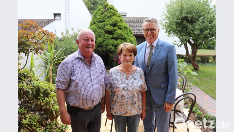 Bürgermeister Franz Stahl (rechts) überbrachte Gerhard und Irene Strobl seine Glückwünsche persönlich. Bild: Stadt Tirschenreuth/exb