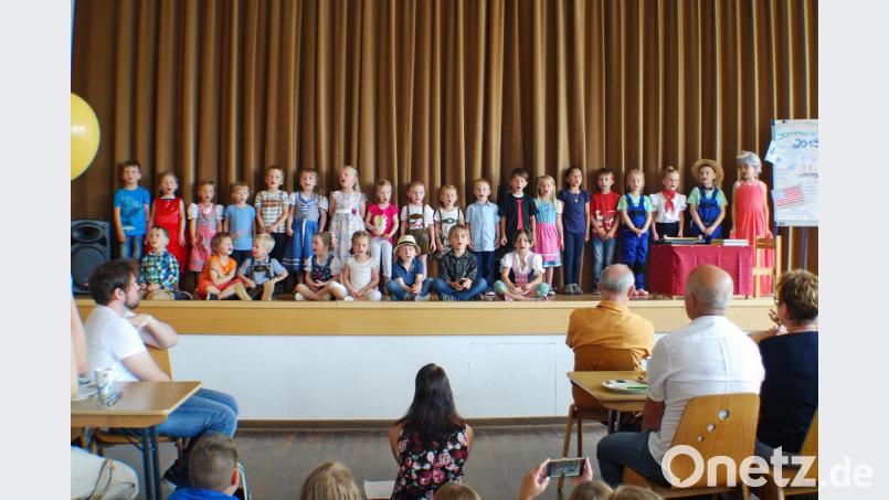 Die Kindergartenkinder gemeinsam bei ihrem Auftritt Bild: enz