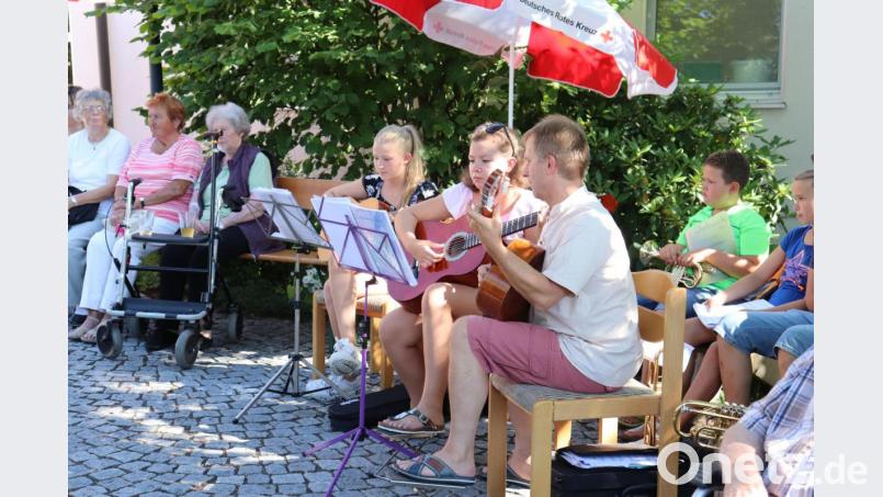 Für sanfte Klänge sorgen an der Gitarre (von links) Carina Haupt und Leni Hanauer zusammen mit Benno Englhart. Bild: myd