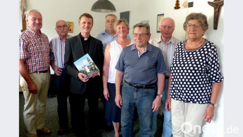 Geschenke überreichte die Kolpingsfamilie Tirschenreuth zum Abschied an ihren scheidenden Präses. Im Bild (von links) Herbert Konrad, Elmar Pilz, Kaplan Paul Gebendorfer, Rudi Schmidt, Roswitha Bäuml, Josef Ockl, Helmut Schug und Marga Kohl. Bild: kod
