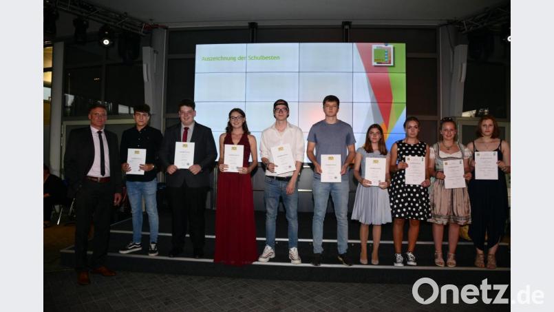 Oberstudiendiektor Thomas Reitmeier (links) freut sich über die hervorragenden Abschlussprüfungen von (von links) Michael Popp (Notendurchschnitt 1,0), Nico Kellner (1,25), Sophia-Elena Staufer (1,25), Felix Brenner (1,43), Erik Hautz (1,50), Cosima Rewitzer (1,50), Lena Kollinger (1,75), Evelyn Faltenbacher (1,88) und Marleen Zschögner (1,88). Bild: bey