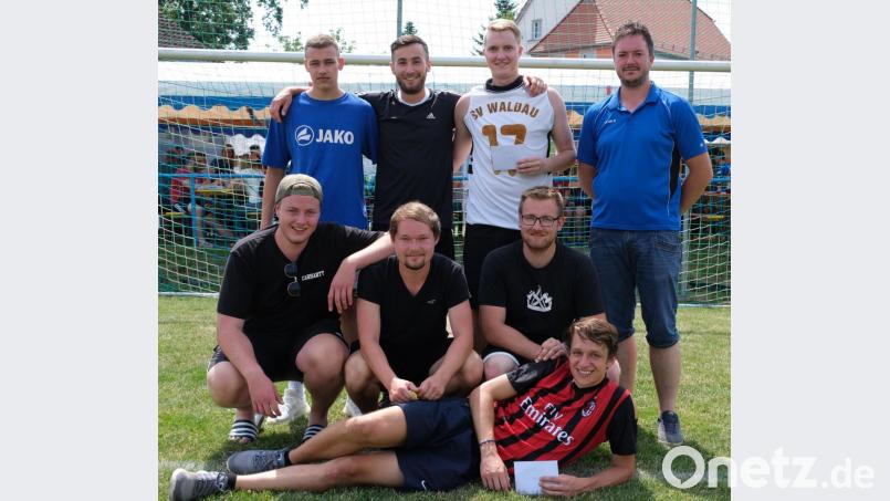 Die &quot;Watschi&quot;-Kicker (Mitte) erhielten die Siegprämie in Höhe von 100 Euro beim Elfmeterturnier des SV Altenstadt. Bild: dob