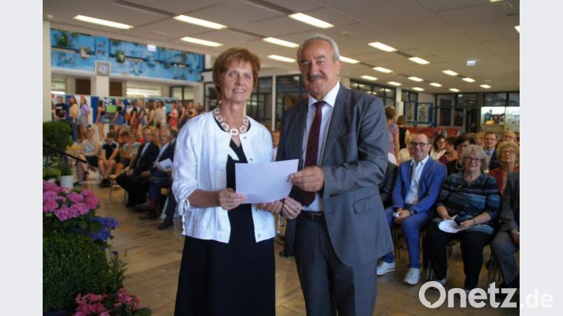 Franz Xaver Huber, Ministerialbeauftragter für die Gymnasien in der Oberpfalz, verabschiedete Schulleiterin Petra Weindl in den Ruhestand, nach 41 Dienstjahren. Bild: sir