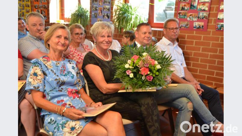 23 Jahre lang unterrichtet Gabriele Knobel-Berberich (links) in den dritten und vierten Klassen der Grundschule und rüstete die Schüler aus für die weiterführenden Schulen. Fachoberlehrerin Uschi Hecker (Zweite von links) war 43 Jahre lang mit Leib und Seele Fachlehrerin in Waidhaus, Eslarn, Moosbach und zuletzt fünf Jahre regelmäßig auch in Vohenstrauß. Bild: dob