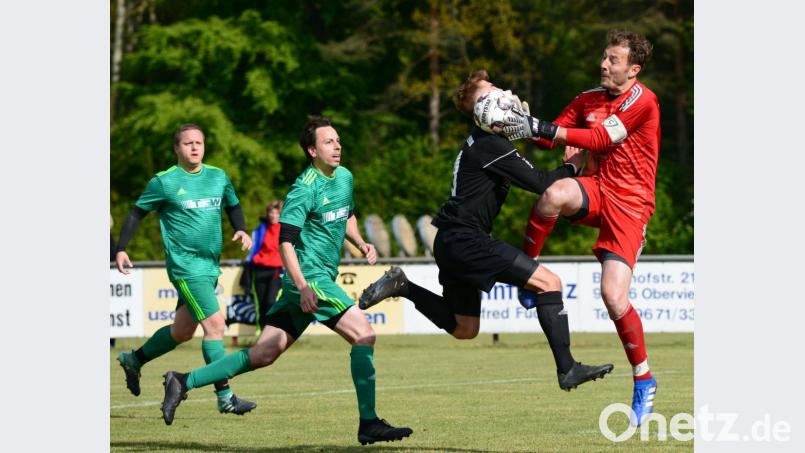 Torwart Christian Böl (rechts) wird dem FC OVI-Teunz in den ersten beiden Kreisliga-Spielen gesperrt fehlen. Bild: ham