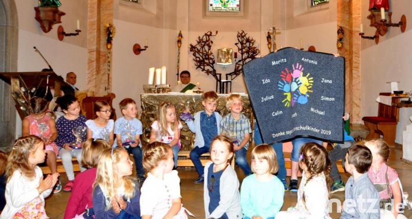 Mit einer Schmutzfangmatte mit den Namen aller Kinder, die im neuen Schuljahr die Schule besuchen werden, bedankt sich Martina Eckl aus Großenschwand beim Kindergarten-Team für die schöne Zeit. Bild: es