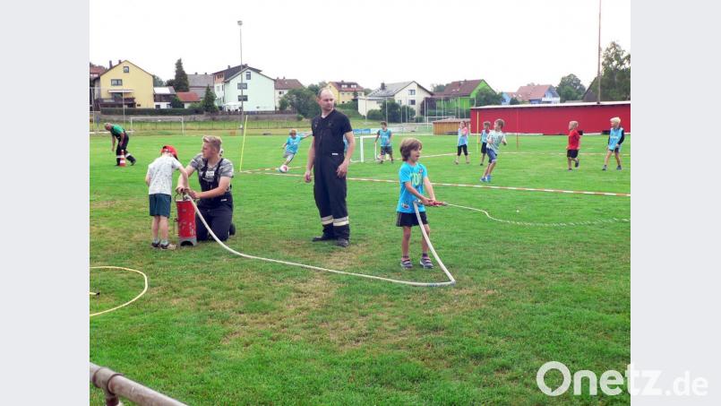 Am Fußballplatz wird dieses Mal mit Geräten der Feuerwehr hantiert. Bild: lep