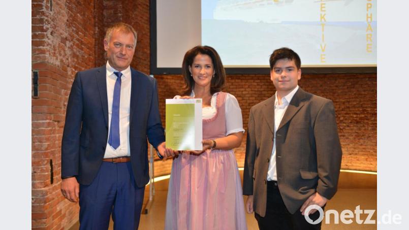 Zum Abschuss des Coachings-Projektes für die Mensa erhielten Schulleiter Christian Schwab (links) und der Schüler Alexej Cebula, der sich hier besonders engagiert hatte, die Teilnahmeurkunde aus den Händen von Staatsministerin Michaela Kaniber. Bild: exb