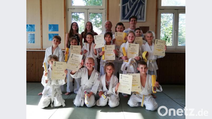 Die Kinder sind stolz auf ihre Leistungen bei der Gürtelprüfung. Bild: tbi