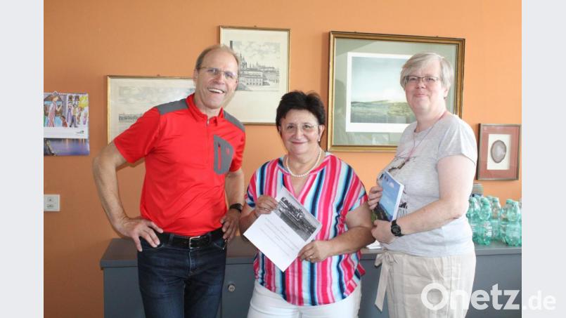 Eine Reise nach Prag mit Übernachtung ist das Abschiedsgeschenk von Schulleiter Ludwig Pfeiffer und Studiendirektorin Christine Paschen (rechts) an die scheidende Schulsekretärin Maria Pösl. Bild: lg