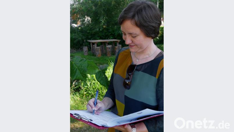 Gartenfachberaterin Manuela Pappenberger bei ihrer Arbeit in Maiersreuth. Bild: tr