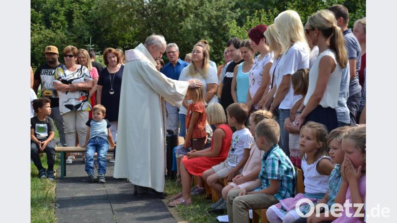 Alle Vorschulkinder erhielten von Pfarrer Josef Most einzeln den Segen. Bild: gi