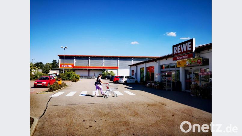 Rewe und Norma (Bild) bilden ein Einkaufszentrum, das nahe des Ortskerns liegt. Edeka und Netto bilden das zweite Einkaufszentrum Scharzenfelds. Die beiden Areale kommen sich nicht in die Quere. Bild: Thomas Dobler