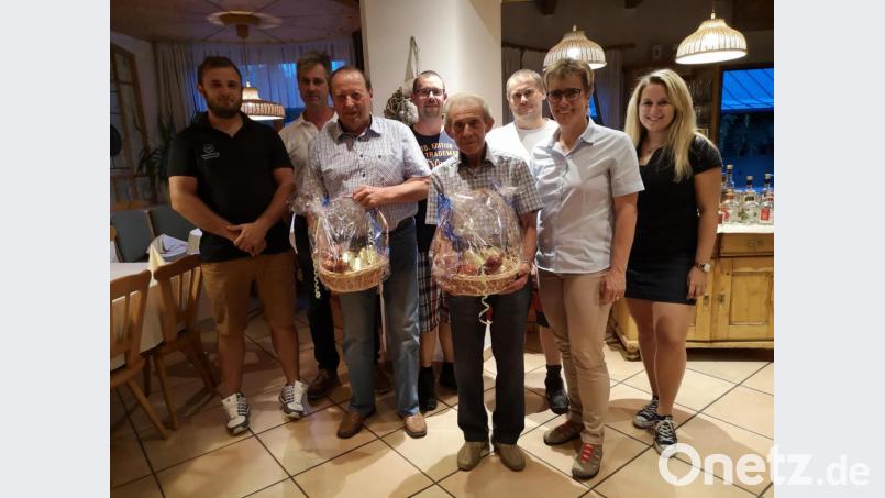 Ehrungen beim Maschinenring: Im Bild von links Benjamin Frummet, Hermann Göhl, Siegfried Greger, Josef Kellner, Alois Kellner, Thomas Bayer, Marion Höcht und Bianca Wührl. Bild: Maschinen- und Betriebshilfsring e.V./exb