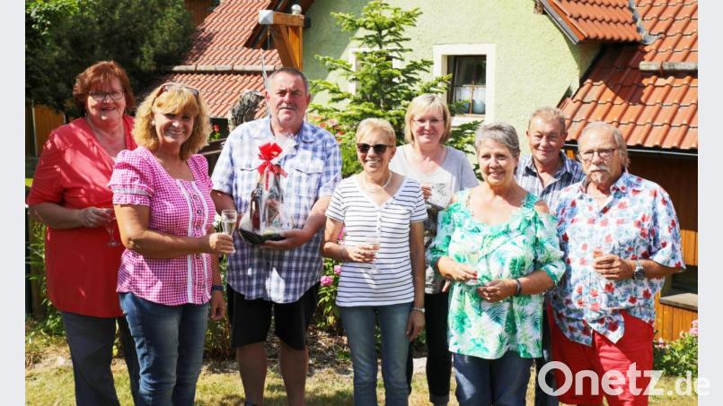 Christine Trenner (von links) von der Steinwald-Allianz und Gastgeberin Sonja Heindl mit den langjährigen Urlaubern Hans Eisenmann, Rosi Wieland, Oda Eisenmann, Edith Becker, Günther Wieland und Heinz Becker. Bild: njn