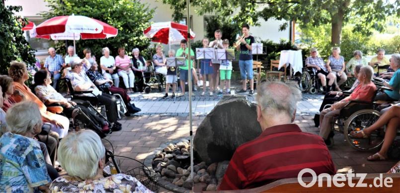 Im Ensemble spielten zum Abschluss der Serenade jüngere mit älteren Schülern zusammen zünftig auf. Bild: myd