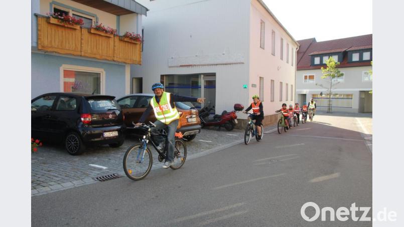 Die künftigen Radfahrer unterziehen sich sowohl einer theoretischen als auch einer praktischen Fahrradausbildung und nehmen erst nach bestandener Prüfung am öffentlichen Straßenverkehr teil. Bild: frd
