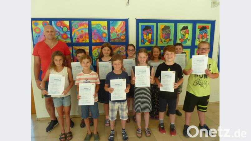 Die Viertklässler der Lauterachtal-Grundschule haben ihn in der Tasche: den Medienführerschein. Bild: hah